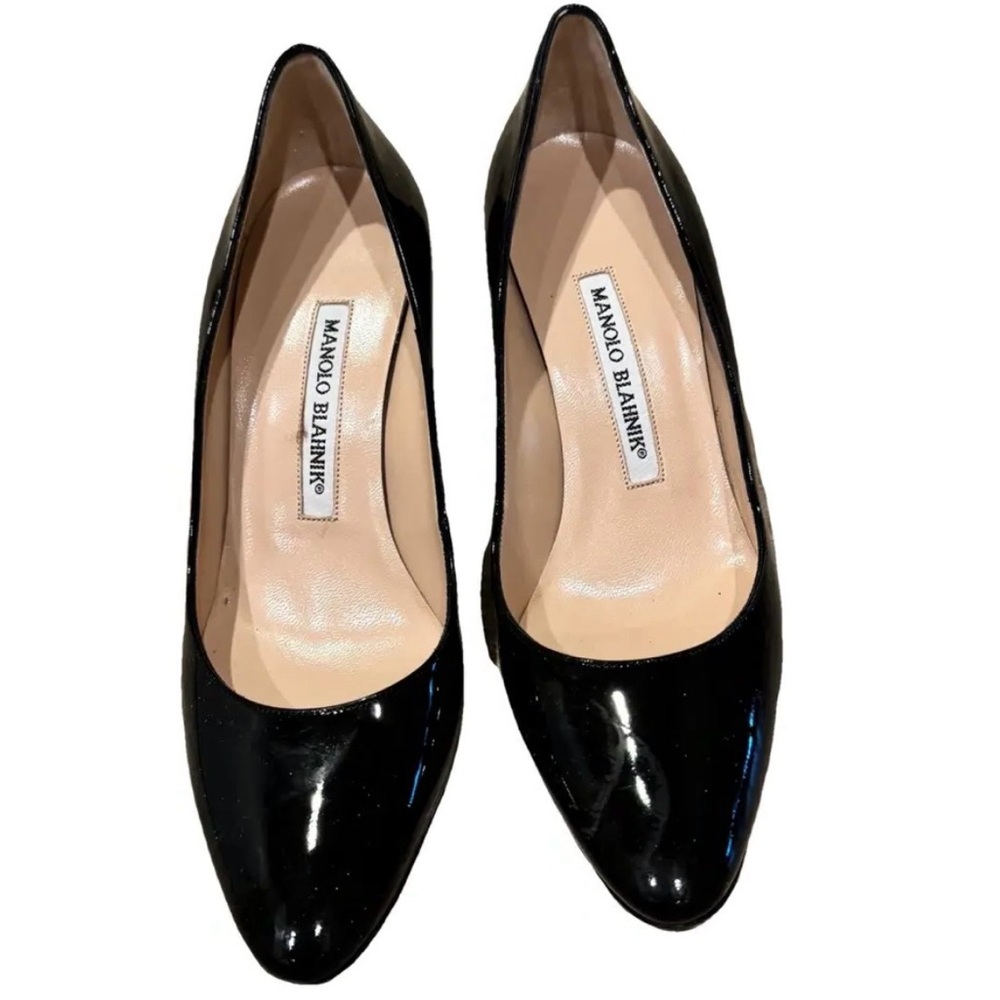 Manolo Blahnik BB black patent leather pumps.